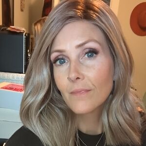 White Label Belle Tress Wig In British Milk Tea